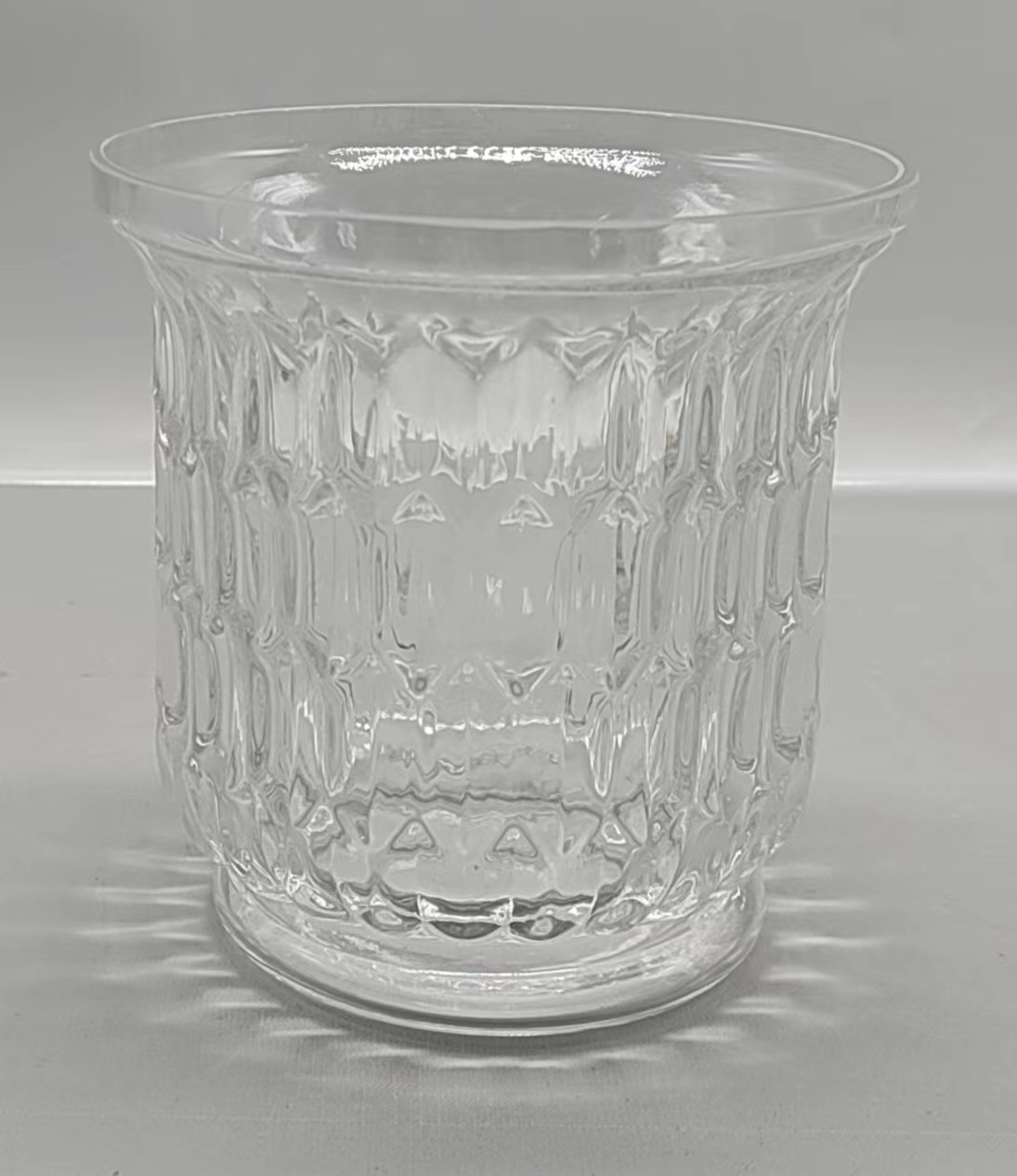 Clear glass vase with pattern/L