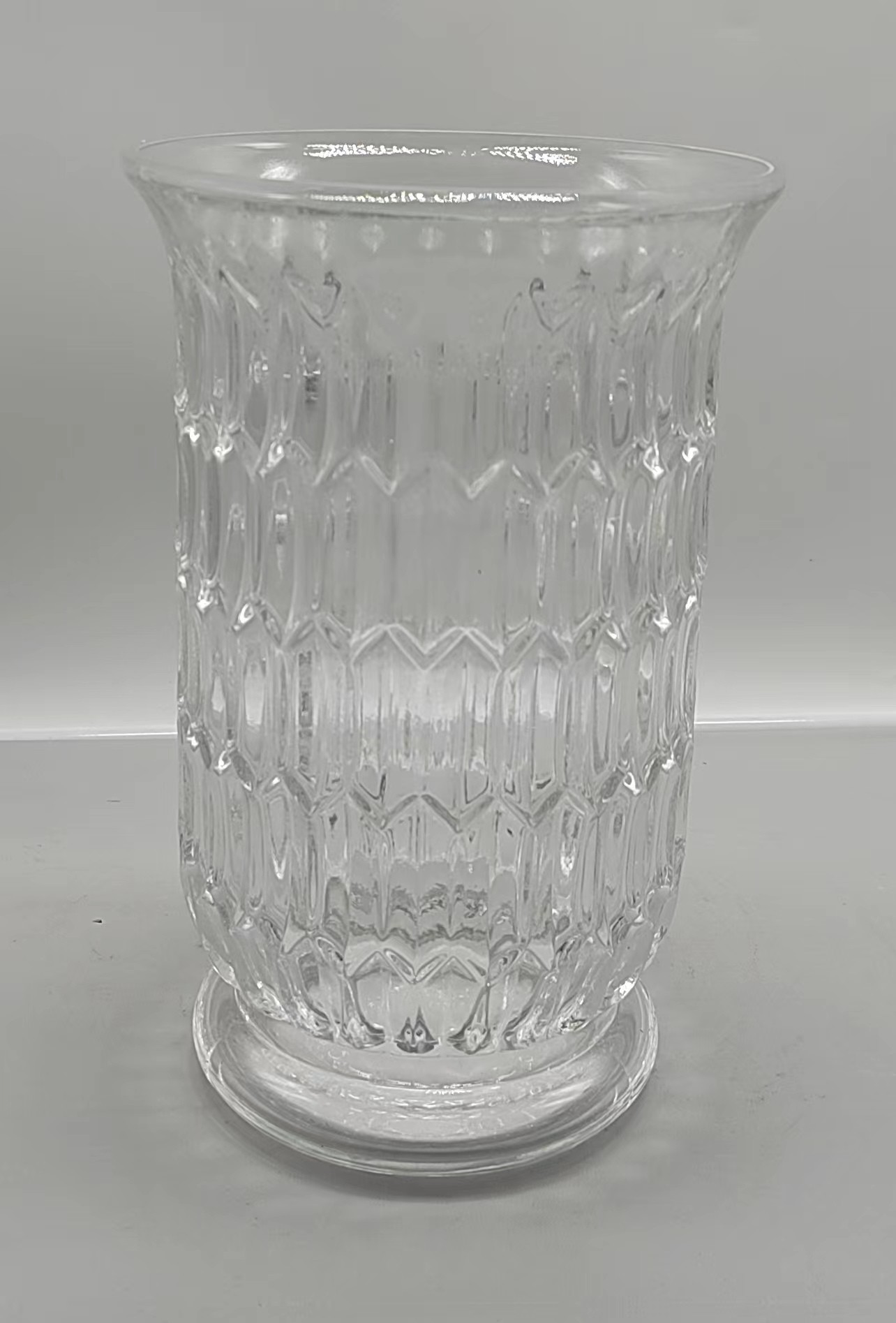 Clear glass vase with pattern/S