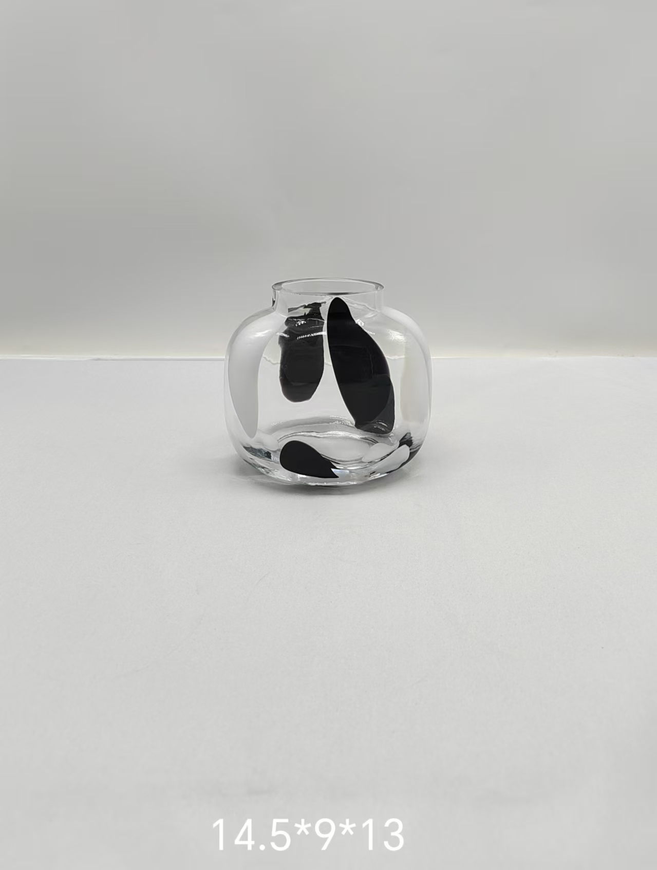 Crystal  glass vase with black and wihite dot  made by hands