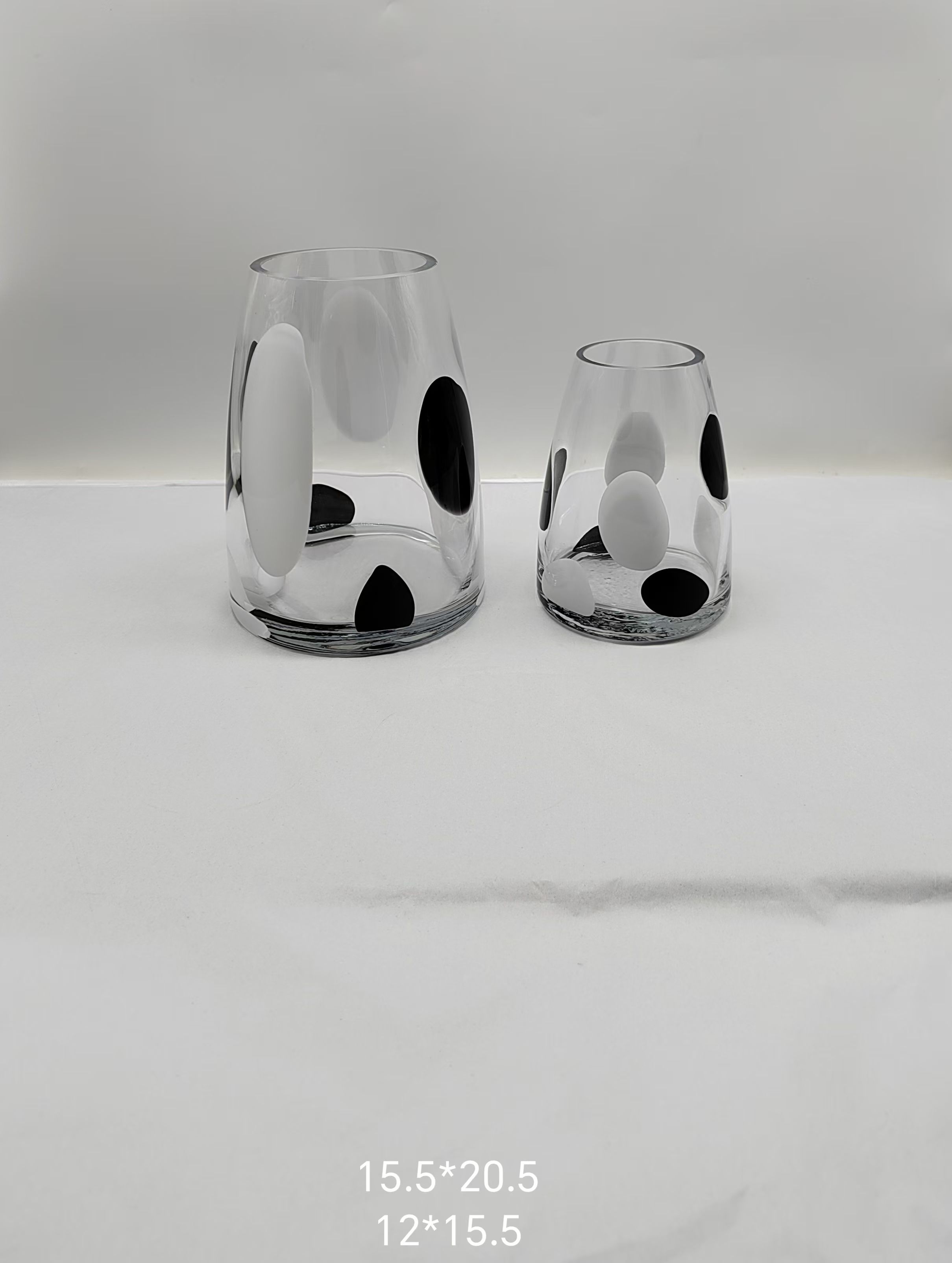 Crystal  glass vase with black and wihite dot  made by hands