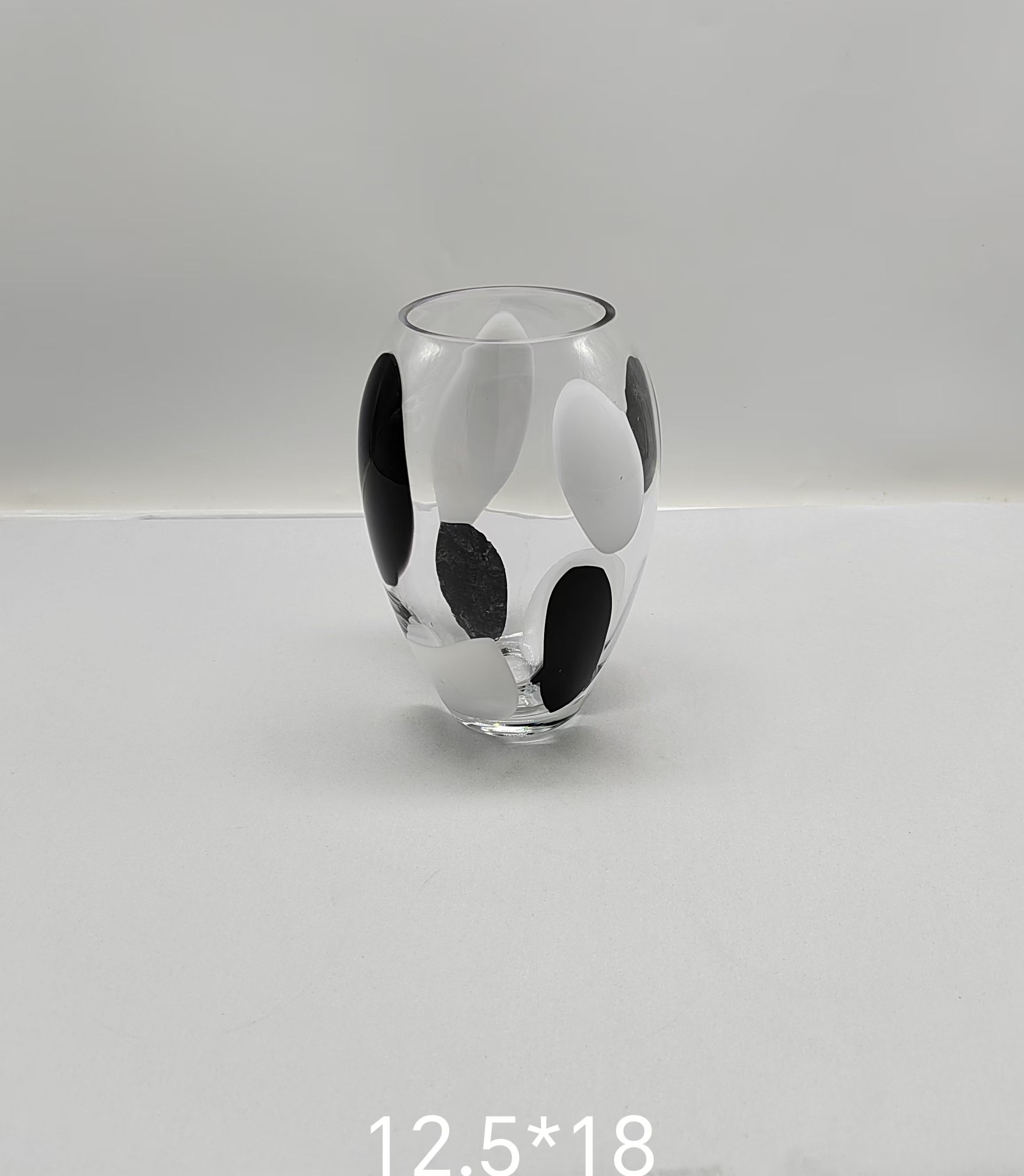 Crystal  glass vase with black and wihite dot  made by hands