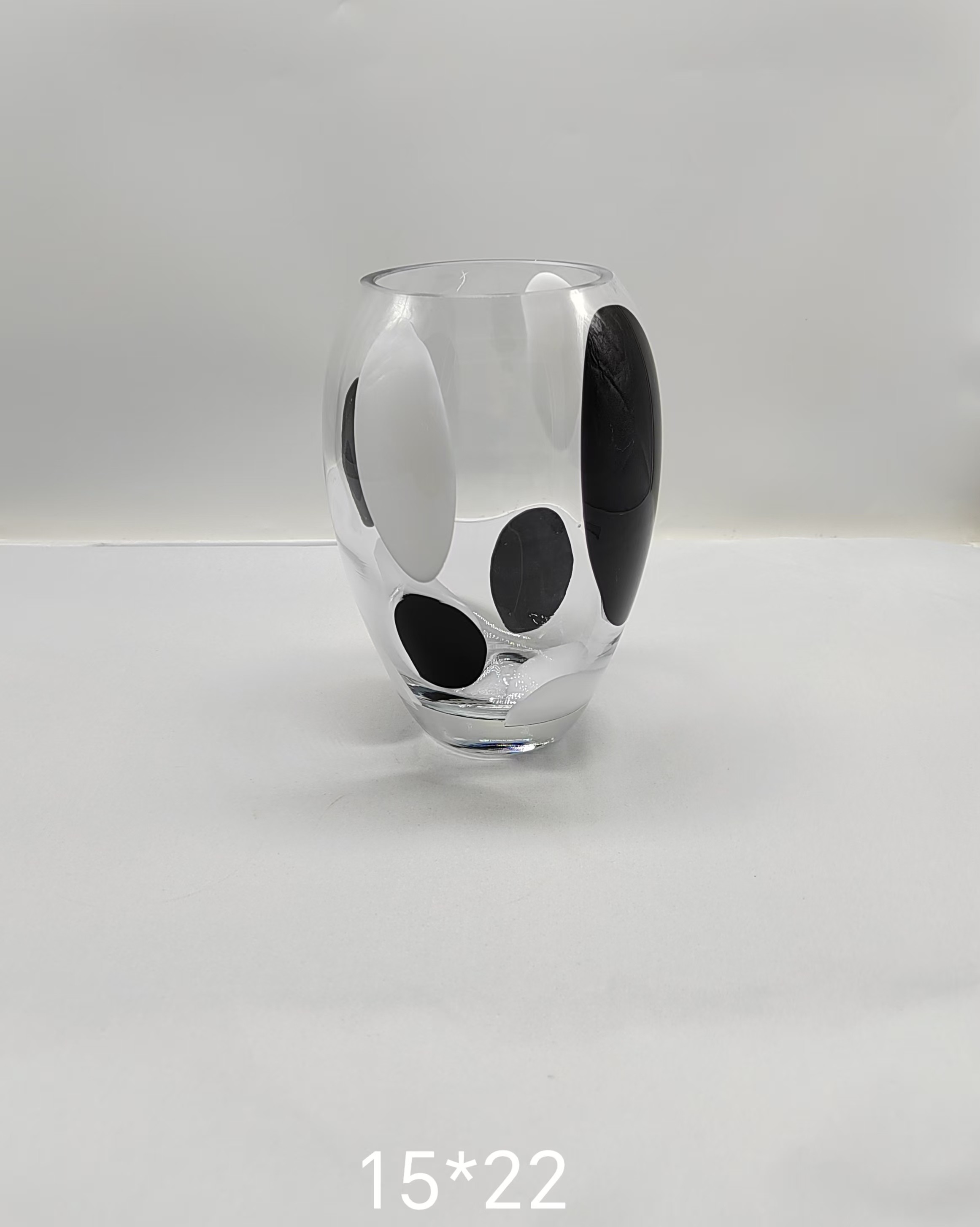 Crystal  glass vase with black and wihite dot  made by hands