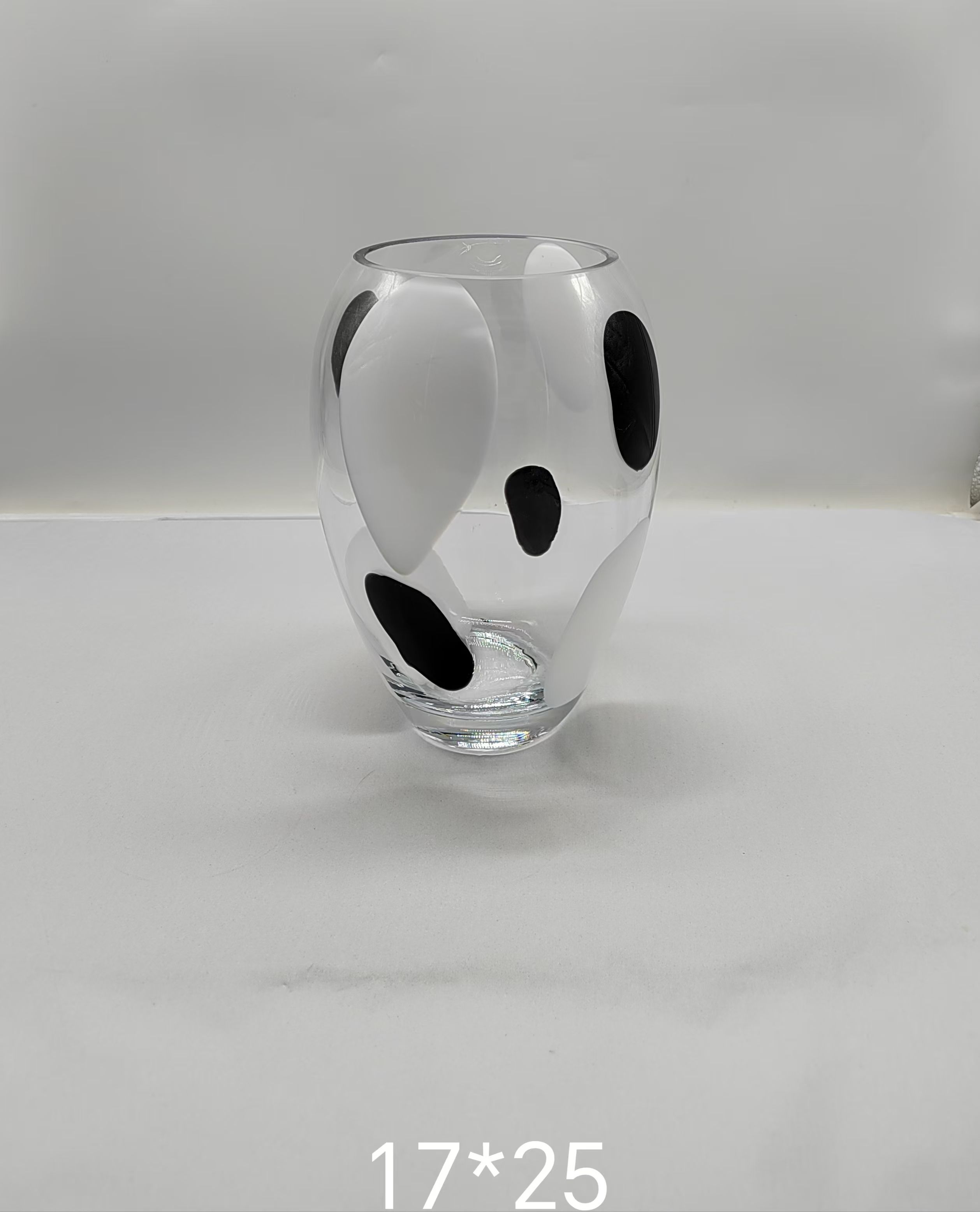 Crystal  glass vase with black and wihite dot  made by hands