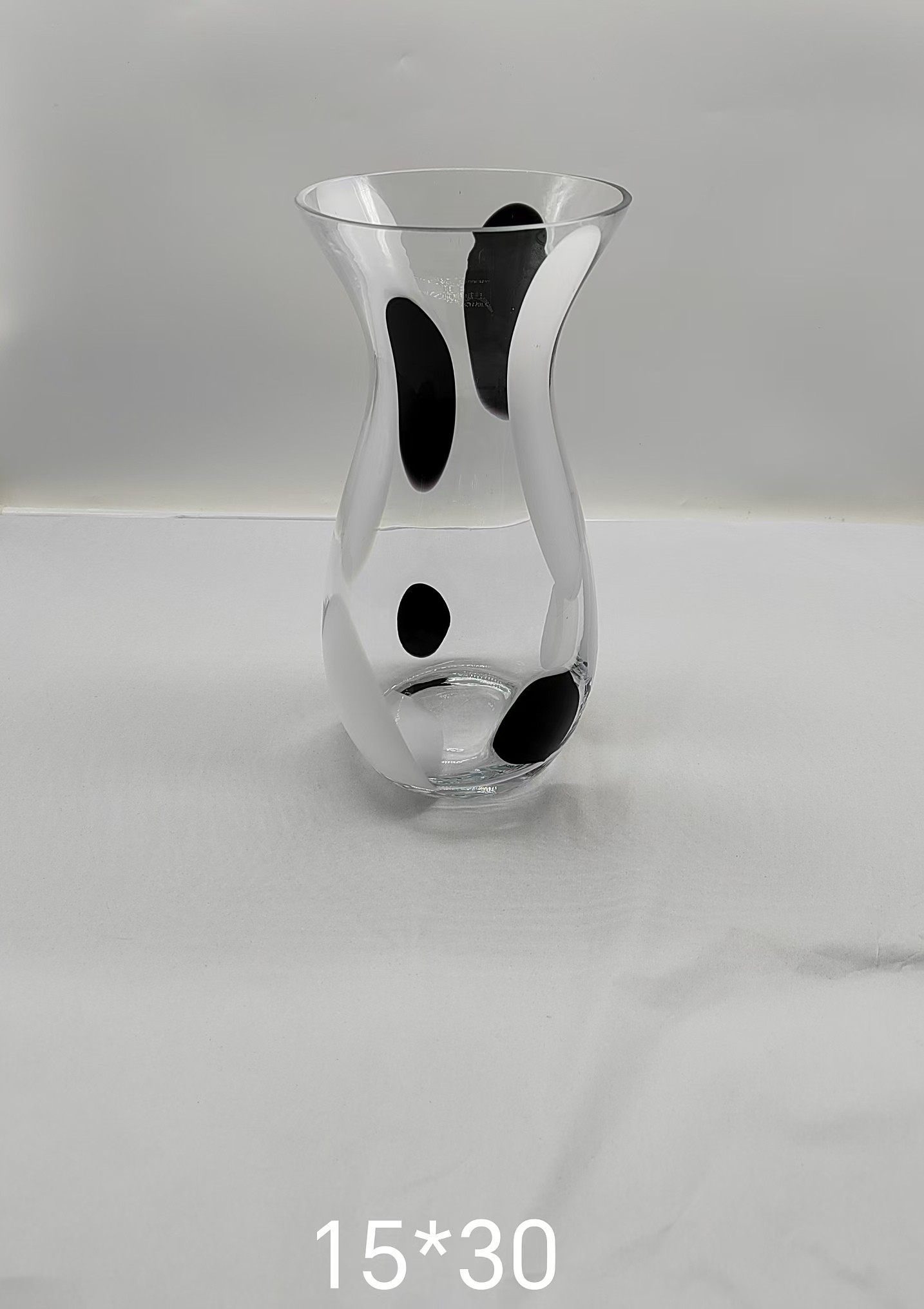 Crystal  glass vase with black and wihite dot  made by hands