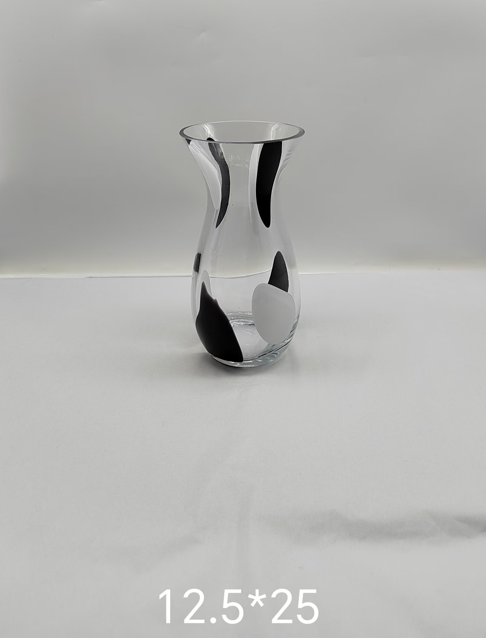 Crystal  glass vase with black and wihite dot  made by hands