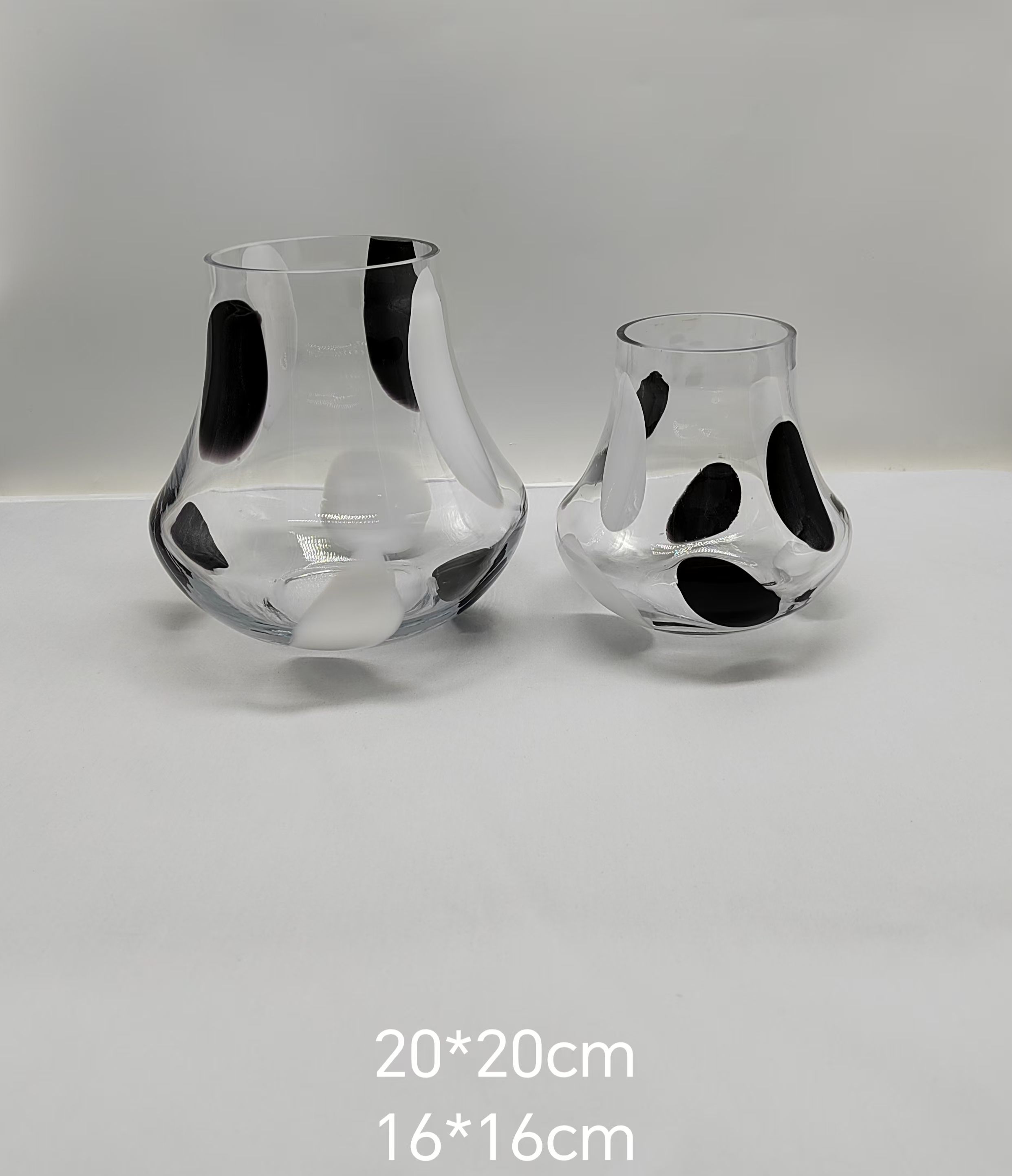 Crystal  glass vase with black and wihite dot  made by hands