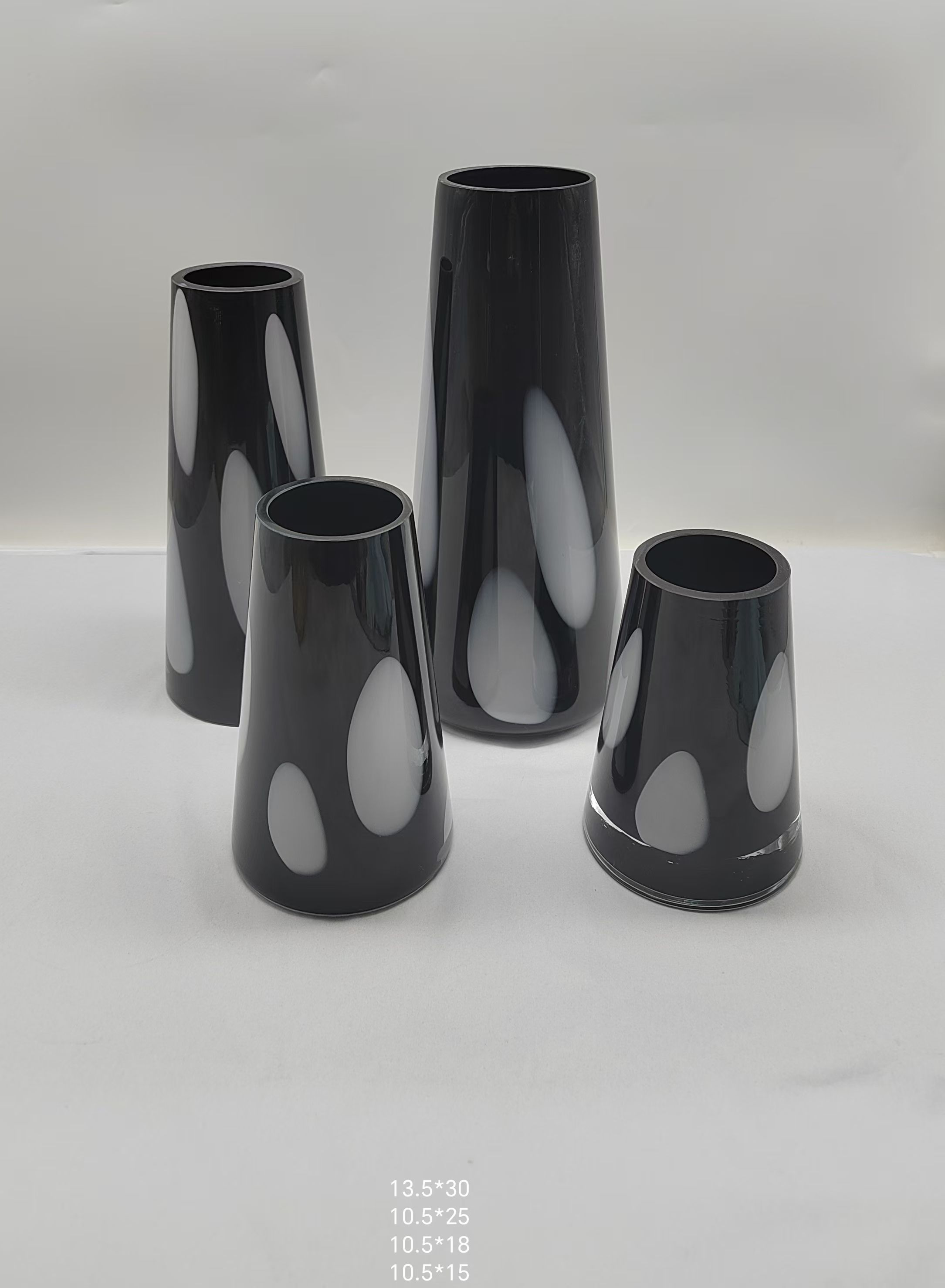 Crystal  glass vase with black and wihite dot  made by hands